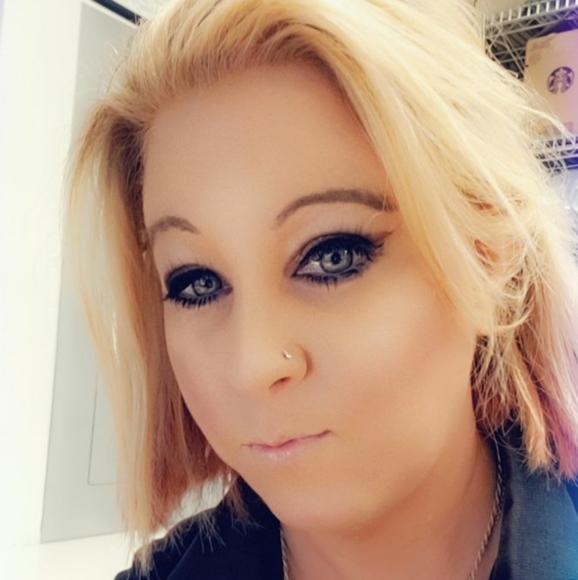 Meet your Posher, Kristin - Picture 2 of 2